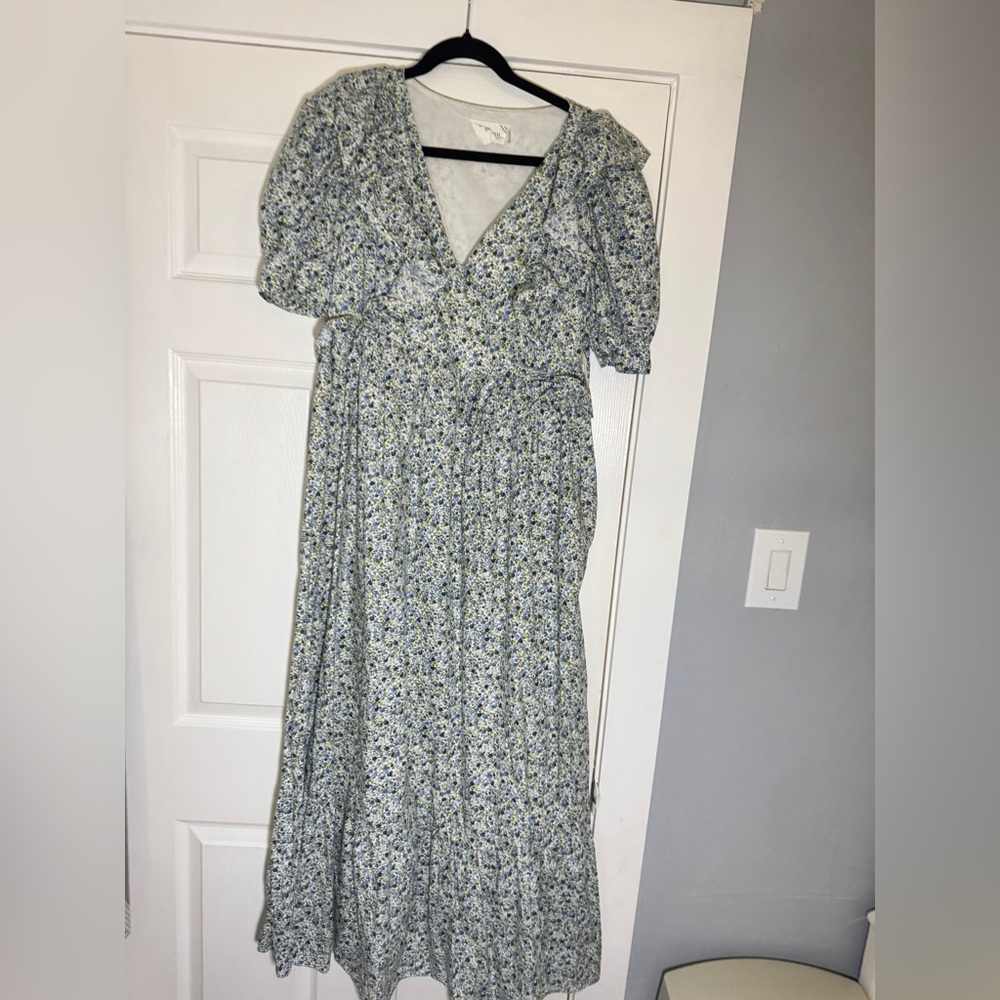 HYACINTH HOUSE 
Floral Puff Sleeve V-Neck Maxi Dress
